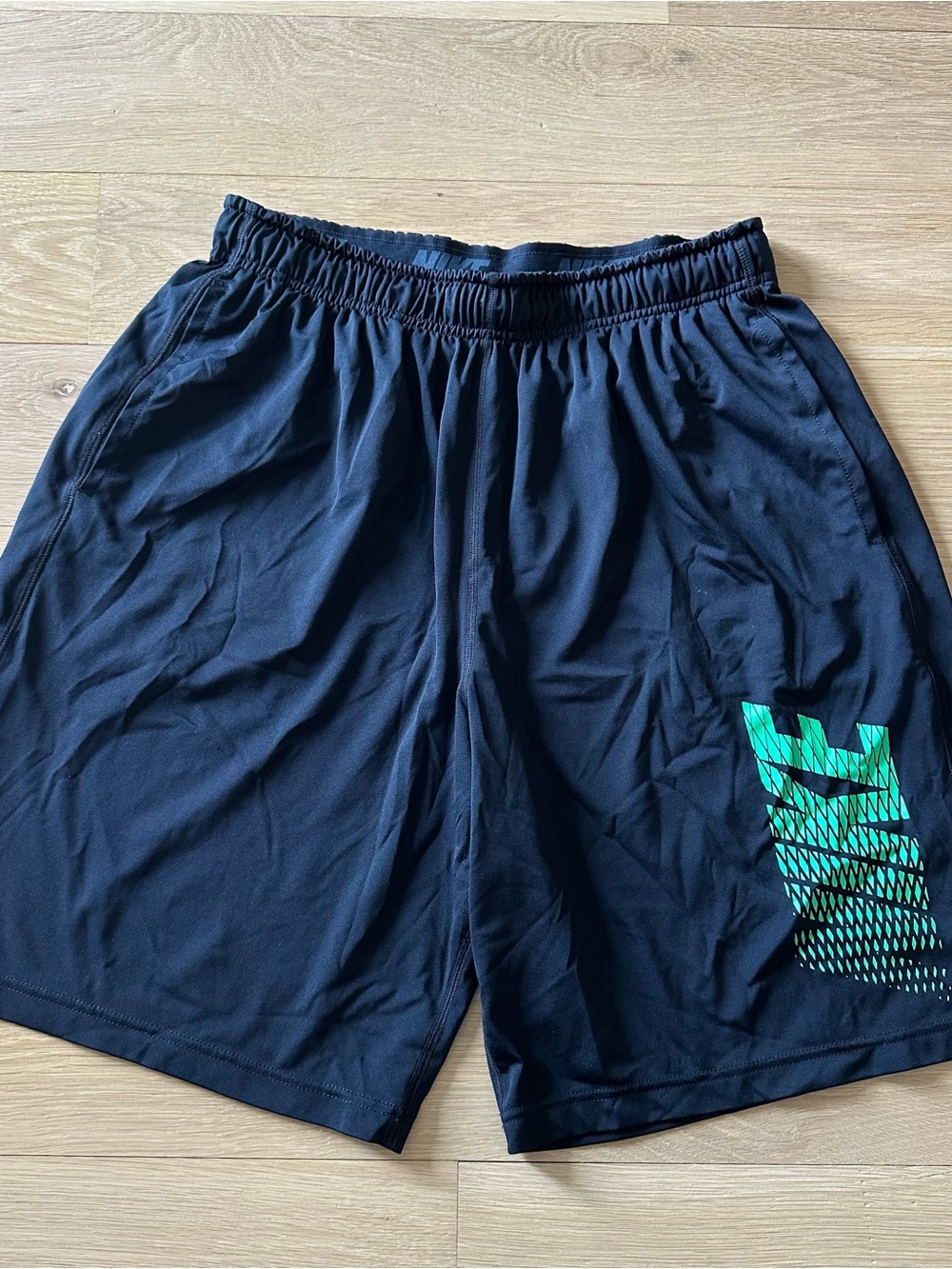 NIKE - MENS ATHLETIC SHORTS - SIZE LARGE